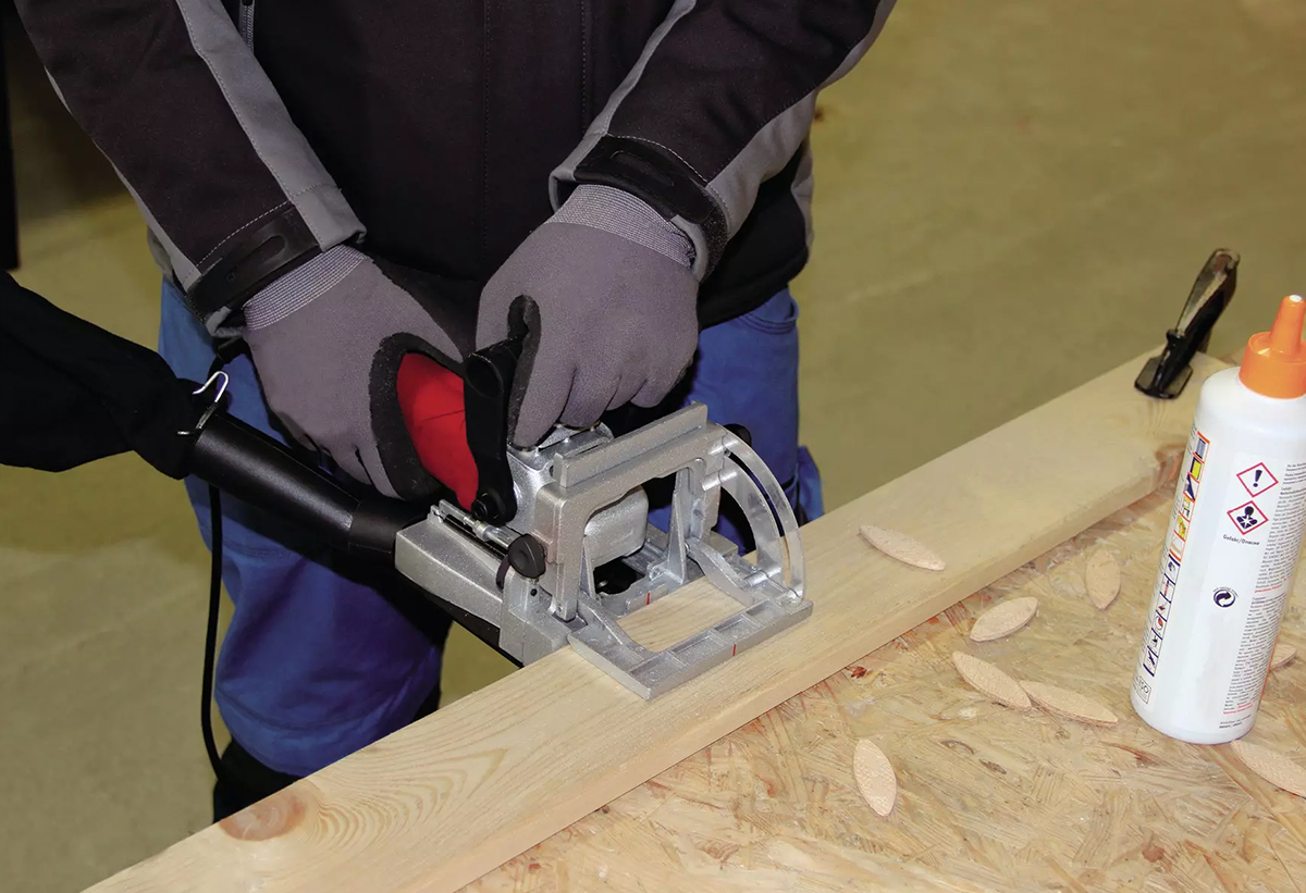 Απεικονίζεται η χρήση της φρεζοκαβαλιέρας για την κοπή κομματιών τάβλας.